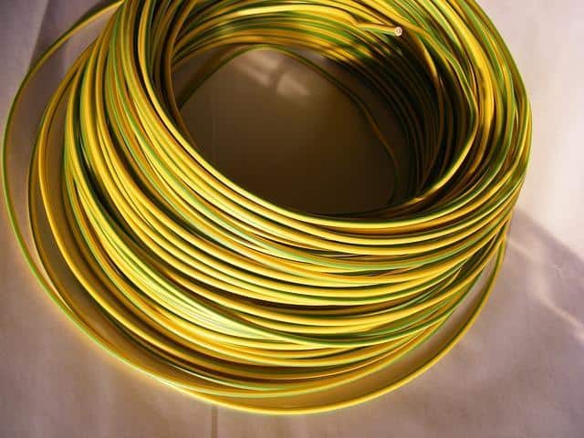 Immagine di una matassa di filo elettrico giallo verde per la messa a terra